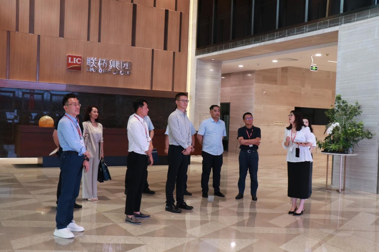 中國(guó)信保山東分公司司黨委書記、總經(jīng)理魏廣遠(yuǎn)來(lái)聯(lián)橋集團(tuán)調(diào)研