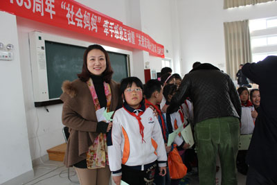 三八節(jié)聯(lián)橋“社會(huì)媽媽”看望結(jié)對學(xué)生