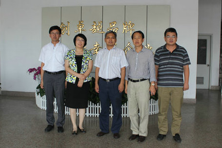 威海市市長助理陳寧來聯(lián)橋集團視察指導