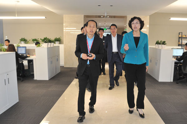 威海市市長張惠一行來聯(lián)橋集團(tuán)視察