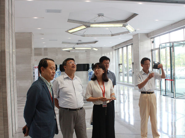 威海海洋職業(yè)學(xué)院張宗軍院長(zhǎng)一行來(lái)聯(lián)橋集團(tuán)參觀調(diào)研