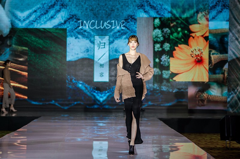 “創(chuàng)意 · 跨越 國家毛衫紗線資源共享平臺啟動儀式”在威海聯(lián)橋集團(tuán)盛裝啟幕(圖40) “創(chuàng)意 · 跨越 國家毛衫紗線資源共享平臺啟動儀式”在威海聯(lián)橋集團(tuán)盛裝啟幕(圖40)