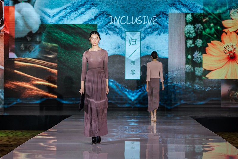 “創(chuàng)意 · 跨越 國家毛衫紗線資源共享平臺啟動儀式”在威海聯(lián)橋集團(tuán)盛裝啟幕(圖43) “創(chuàng)意 · 跨越 國家毛衫紗線資源共享平臺啟動儀式”在威海聯(lián)橋集團(tuán)盛裝啟幕(圖43)