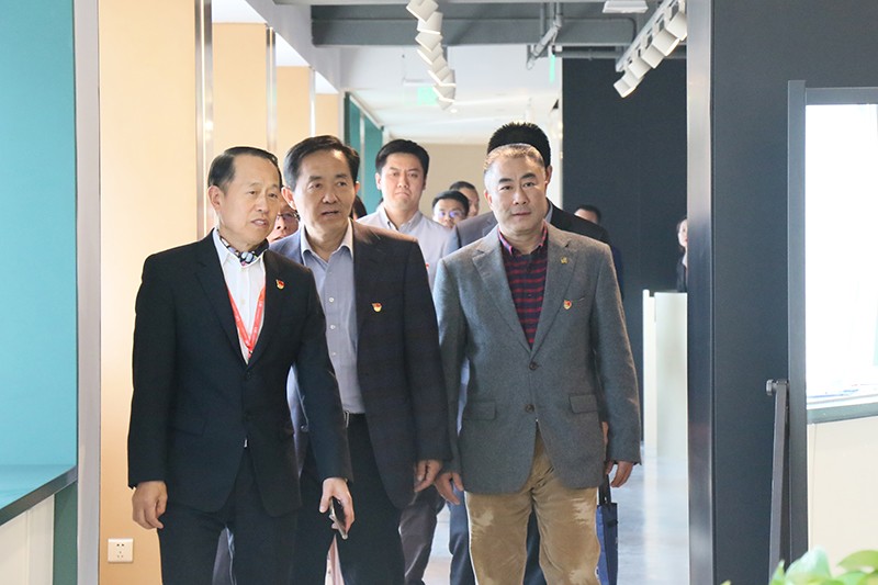 中國出口信用保險公司領(lǐng)導(dǎo)到聯(lián)橋集團(tuán)調(diào)研(圖1)