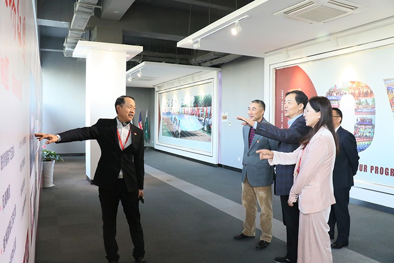 中國出口信用保險公司領(lǐng)導(dǎo)到聯(lián)橋集團(tuán)調(diào)研(圖2)