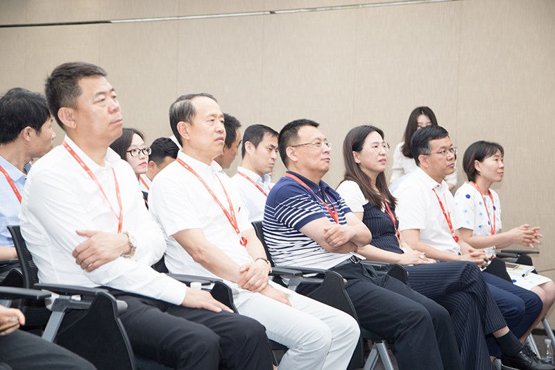 聯(lián)橋集團黨委舉辦“光耀先鋒 薪火接力”啟動儀式(圖3) 聯(lián)橋集團黨委舉辦“光耀先鋒 薪火接力”啟動儀式(圖3)