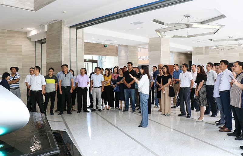 威海市屬?lài)?guó)有企業(yè)黨務(wù)干部培訓(xùn)班到聯(lián)橋集團(tuán)觀摩黨建工作