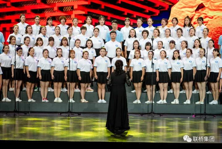 聯(lián)橋藍色暢想合唱團榮獲“喜迎十九大·地級威海市成立三十周年全市職工大合唱”一等獎(圖3) 聯(lián)橋藍色暢想合唱團榮獲“喜迎十九大·地級威海市成立三十周年全市職工大合唱”一等獎(圖3)