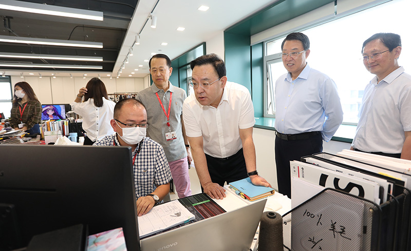 威海市委副書記、代市長(zhǎng)閆劍波到聯(lián)橋集團(tuán)調(diào)研