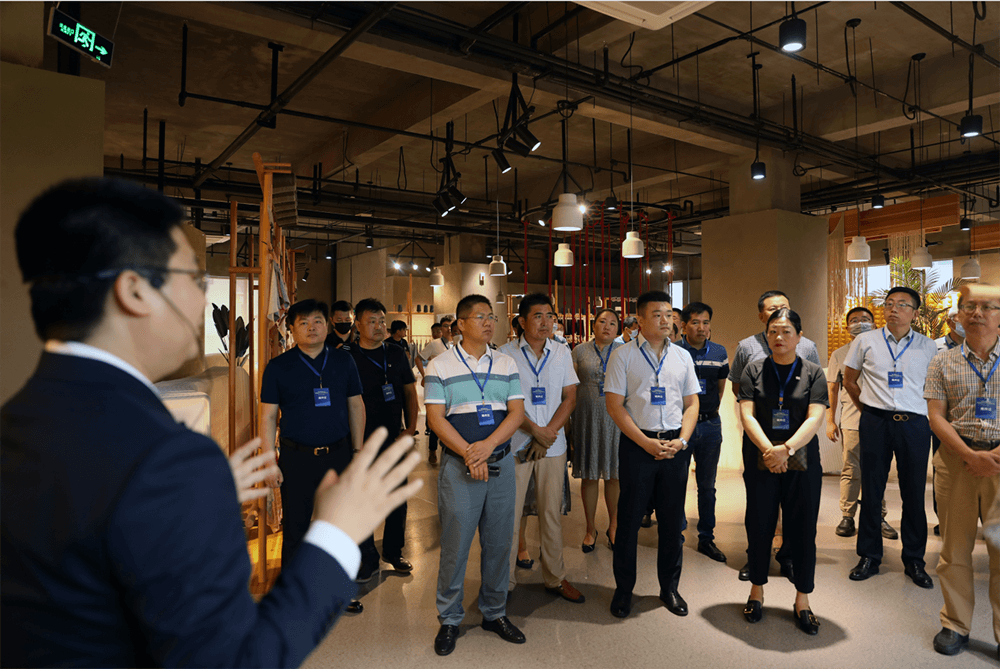 聯(lián)橋集團(tuán)黨委書(shū)記、董事長(zhǎng)慕镕鍵在威海市“青藍(lán)接力”名家論壇開(kāi)講(圖2)